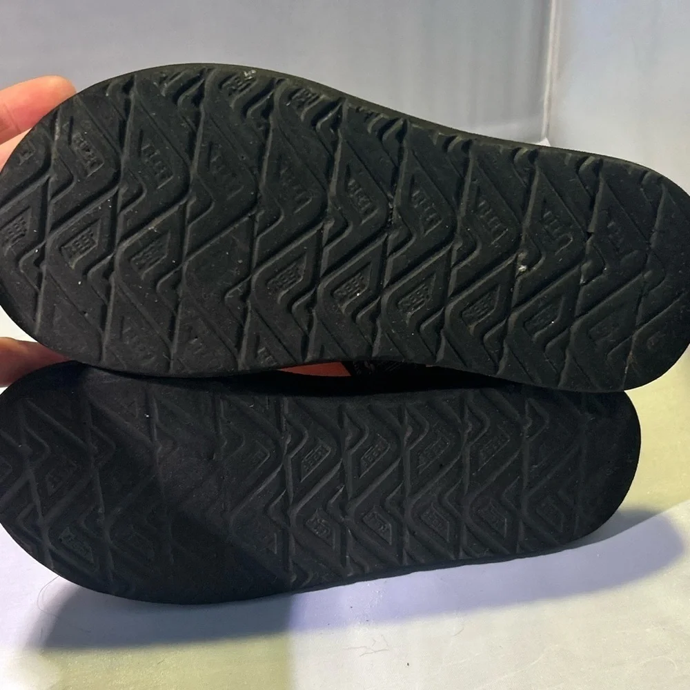 Reef Convertible Gray and Black Sandals Youth size 4